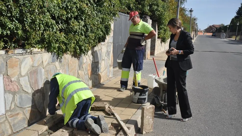 La concejala Marta Labrador revisa las obras realizadas en la urbanización Aldebarán