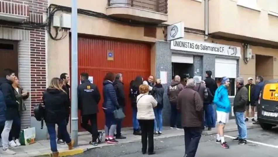 Colas en la calle Badajoz para adquirir las entradas para el encuentro entre Unionistas y el Salmantino UDS