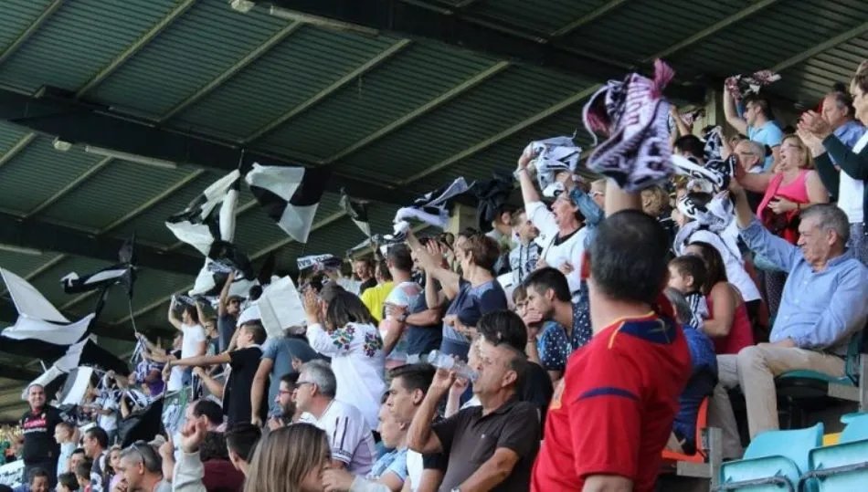 	Aficionados del Salmantino UDS en la grada del Helmántico