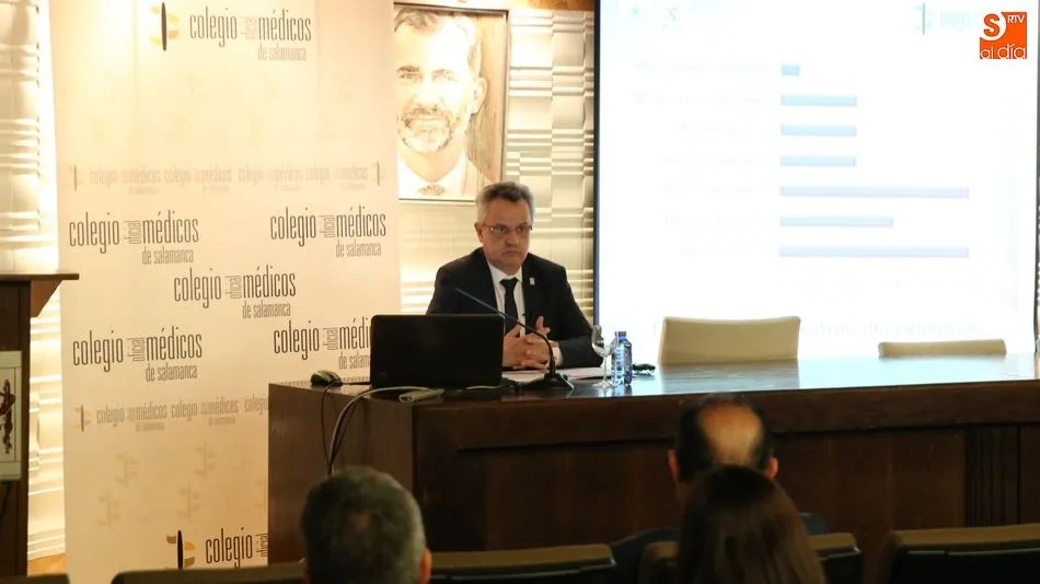 Bernardo García-Bernalt Alonso en el  Salón de Actos del Colegio de Médicos / Foto: Alberto Martín