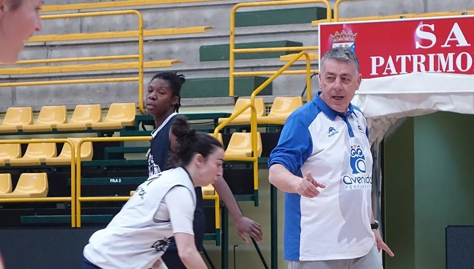 Miguel Ángel Ortega, entrenador del CB Perfumerías Avenida, en uno de los últimos entrenamientos. Foto cbavenida