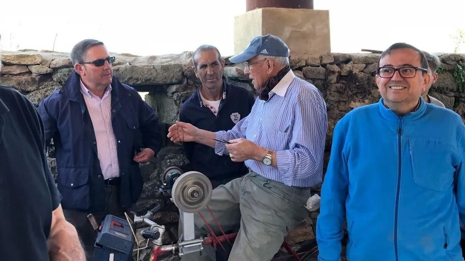 Gerardo González hizo una demostración de su trabajo a los alumnos del IES Venancio Blanco / FOTOS: ALEXANDRA M. G.