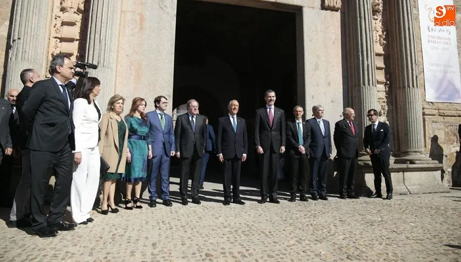El Rey Felipe VI en el centro, a la puerta de Fonseca, junto a las autoridades locales y regionales. Foto de Alejandro López