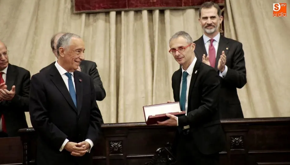 Rebelo de Sousa entrega al rector la Orden de Santiado de la Espada. Foto:Alejandro López