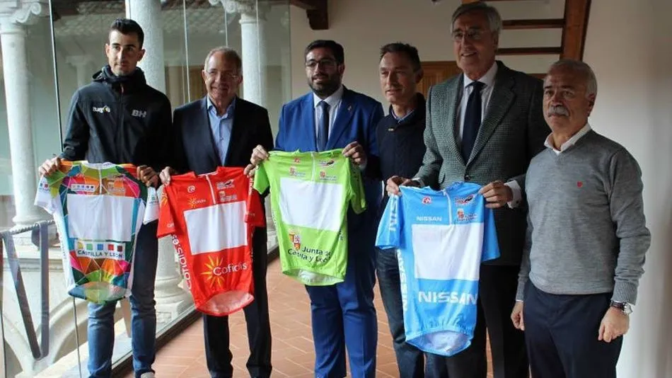 Lale (tercero por la derecha) presentando la etapa con final en Ávila.