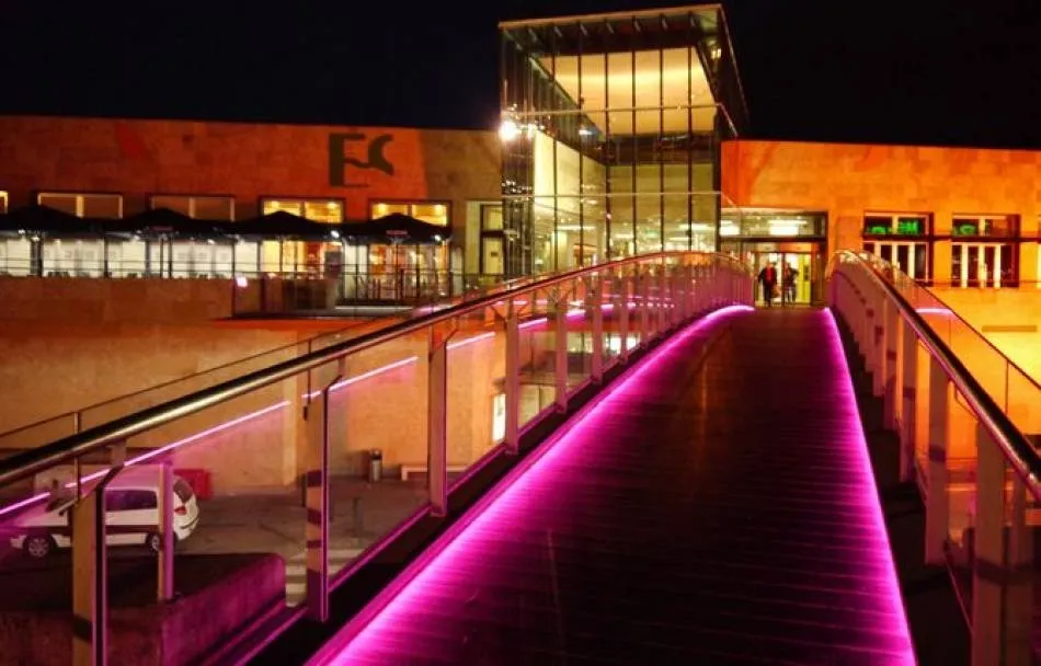 Fachada del Centro Comercial El Tormes.