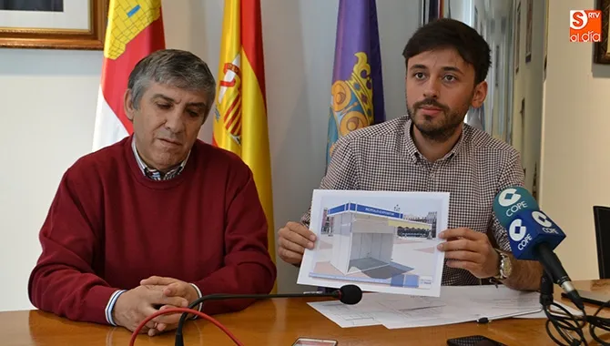 El primer teniente de alcalde y concejal de comercio y festejos, Fran Díaz, presentaba la VI Feria Multisectorial junto a Isidro Rodríguez