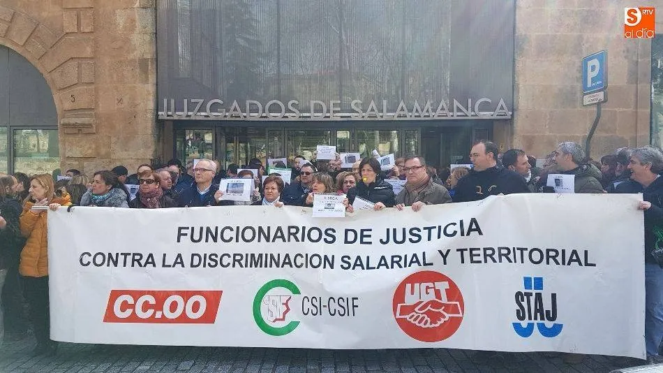 Protesta de los funcionarios de Justicia a la puerta del Juzgado de Salamanca