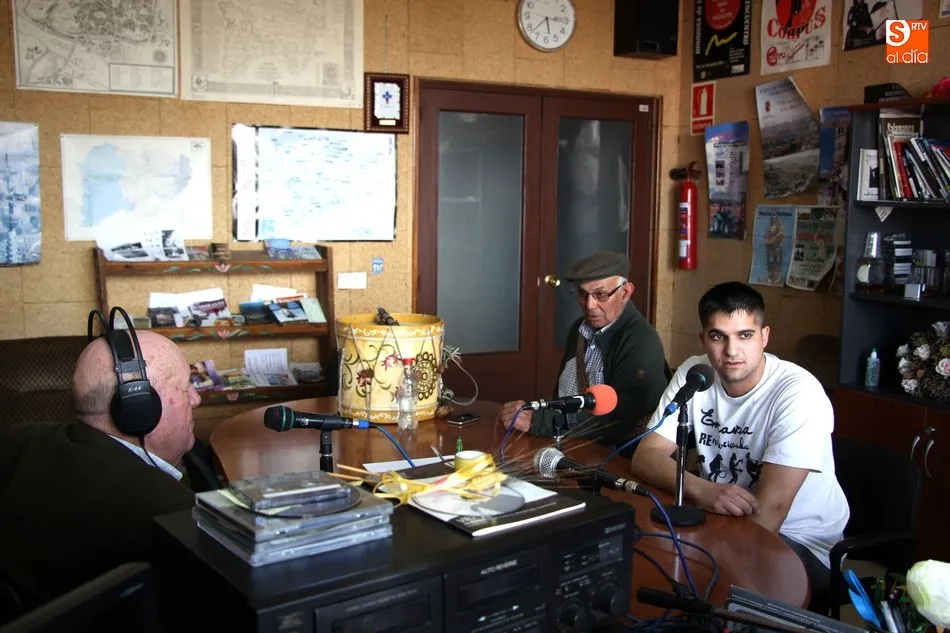 Arcadio y Jorge, dos generaciones de tamborileros, participaban en el programa ‘Memorias y vivencias de Vitigudino’