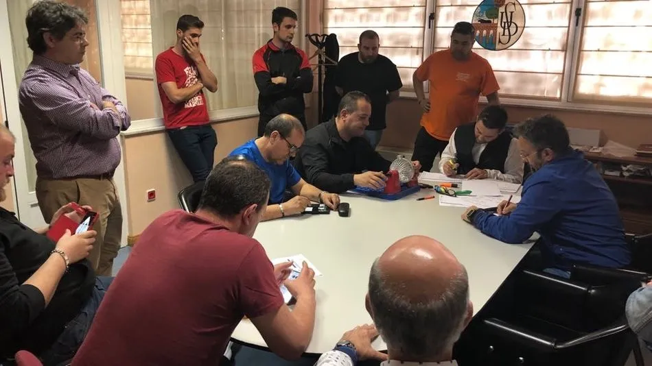 Un instante del sorteo celebrado en las oficinas del Helmántico. Foto: CF Salmantino UDS
