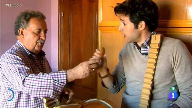 Bene Fonseca enseñaba al reportero de España Directo algunos de sus artesanales instrumentos