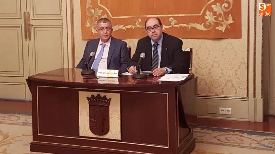 El concejal de Hacienda, Fernando Rodríguez, junto a Valentín Pérez,  gerente del OAEGER, en la presentación de esta encuesta