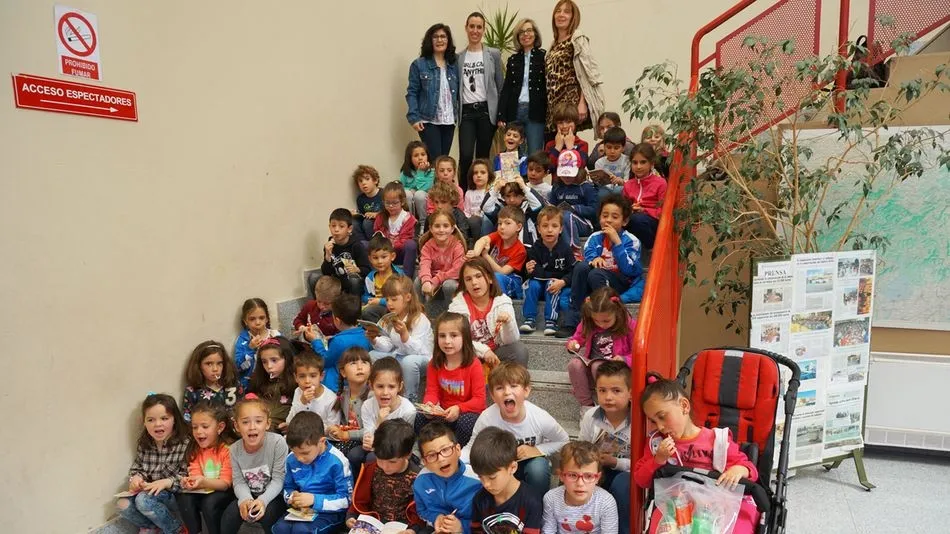 Los escolares han disfrutado de la visita a la biblioteca de Villares de la Reina