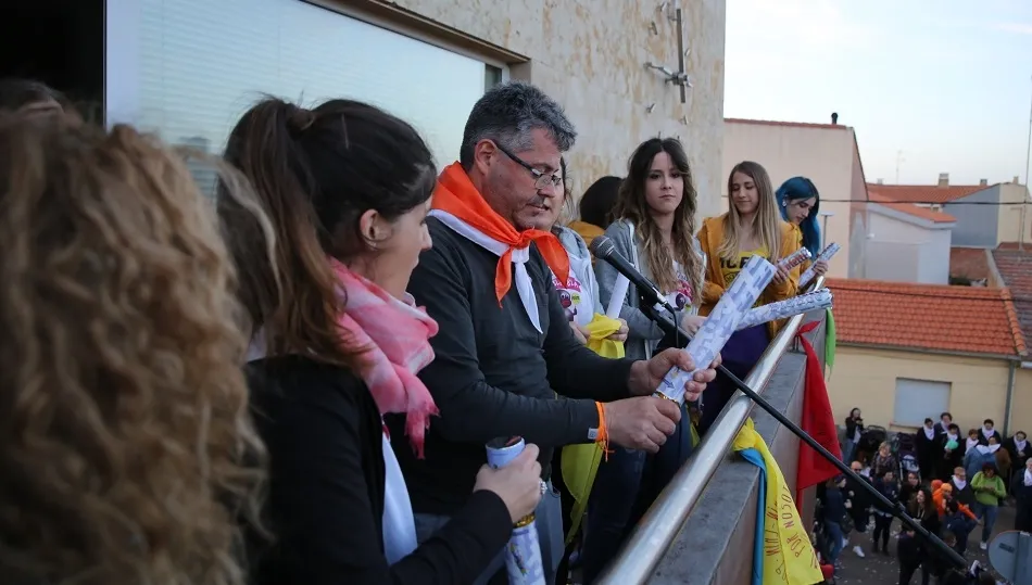 El alcalde se dirige a los vecinos en el arranque de las festividades. Fotos: Alberto Martín