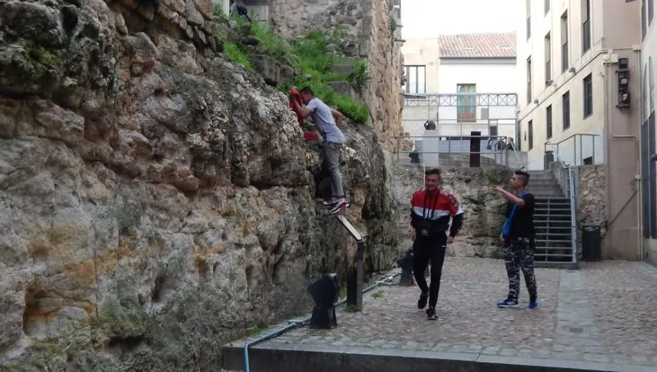 La asociación patrimonialista denuncia las prácticas vandálicas de grupos de jóvenes en la Cueva de Salamanca