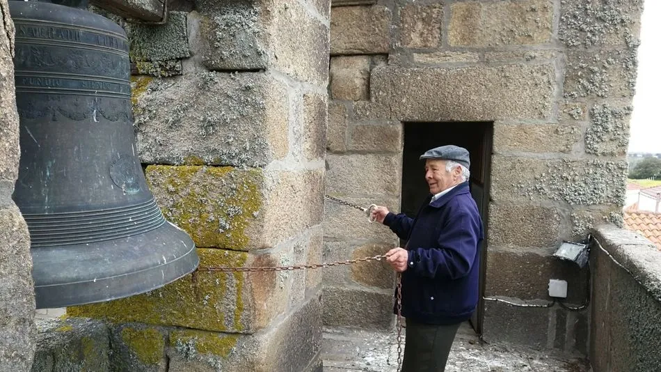 A las 12.00 horas, Nicolás tocaba de forma tradicional las campanas en Almendra