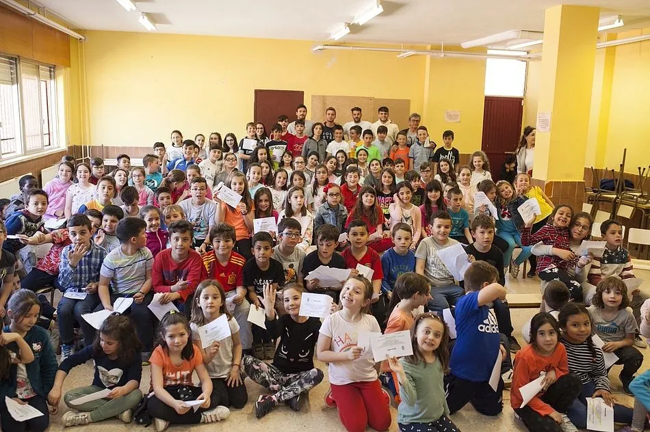 La primera plantilla visitó los colegios de la villa para regalar entradas a los niños. Fotos: CD Guijuelo