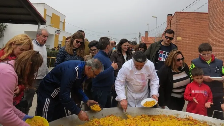Los vecinos han degustado una rica paella