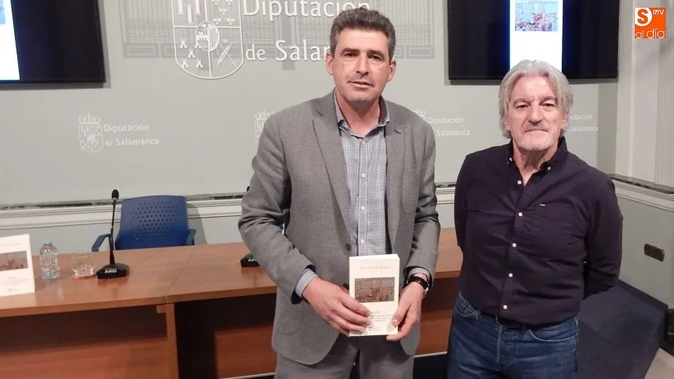 El diputado de Cultura, Julián Barrera, y el autor Ángel González Quesada, durante una presentación literaria