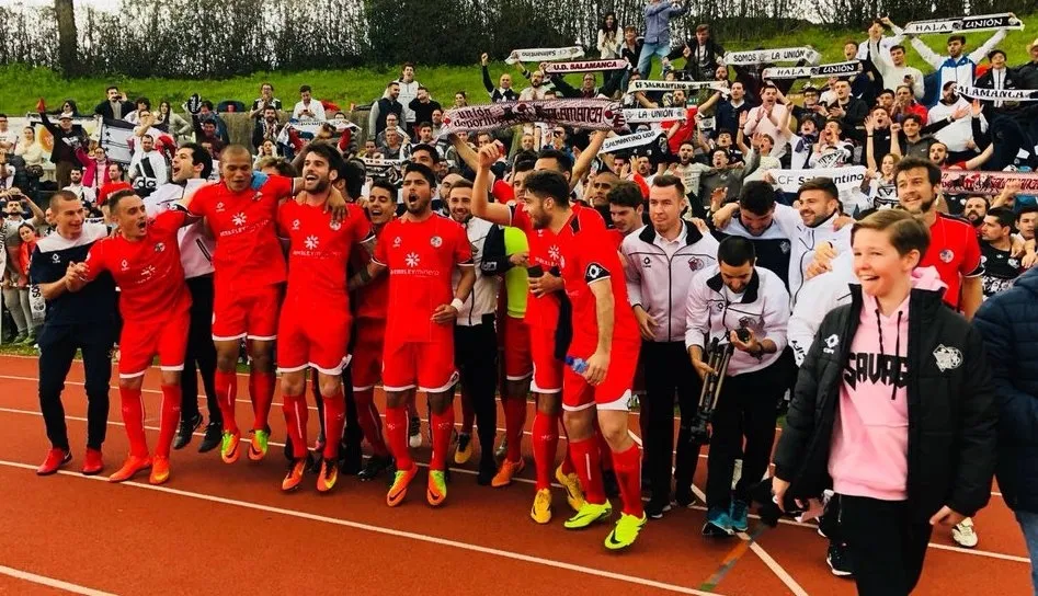 Los jugadores del CF Salmantino UDS celebran el triunfo con su afición. Fotos: Alberto Martín