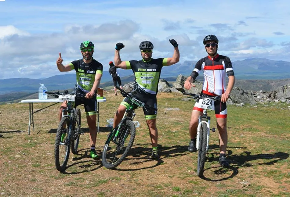Ganadores de la pasada edición en la cima del Pico Cervero. Foto: Ayto. Navarredonda de la Rinconada