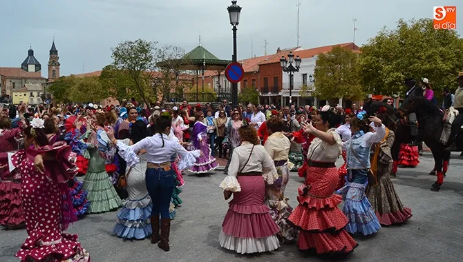 Sevillanas, jinetes y caballos han recorrido han ofrecido un animado pasacalles para finalizar la X Feria de Abril y la I Feria del Caballo de Peñaranda