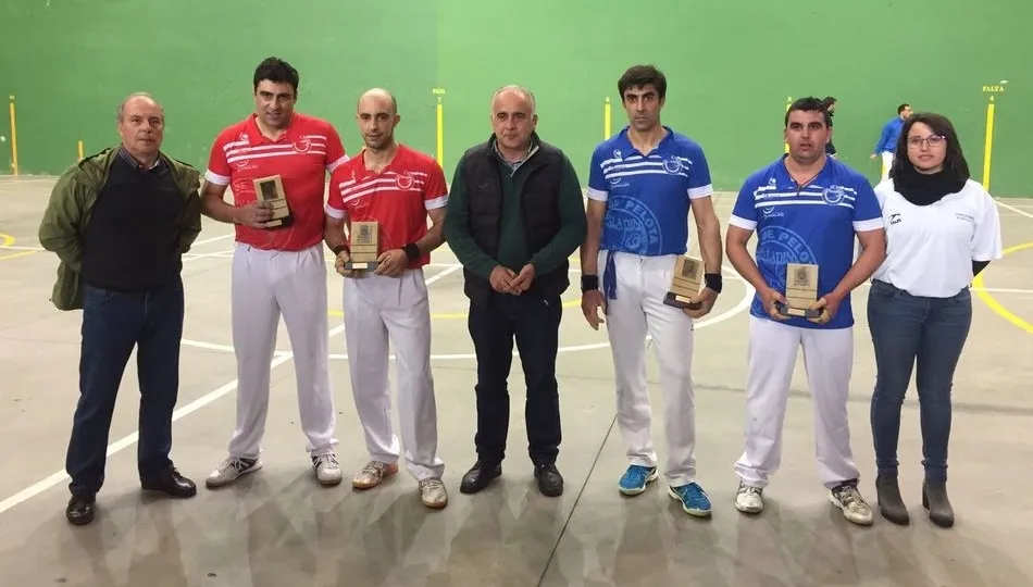 El diputado de Deportes, Jesús María Ortiz, con los ganadores y los árbitros.