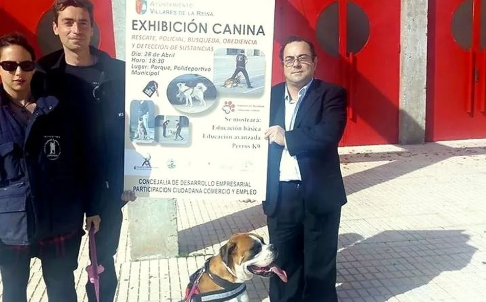 El concejal Antonio Malmierca, a la derecha, en la presentación de la exhibición canina
