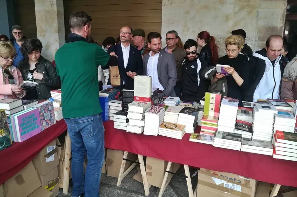 Los representantes de Cs, entre los visitantes a los stands de las librerías en los soportales de la Plaza Mayor