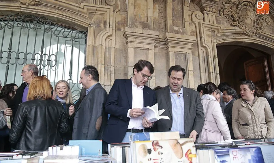 Alfonso Fernández Mañueco y Benjamín Crespo visitaron a los libreros en la Plaza Mayor