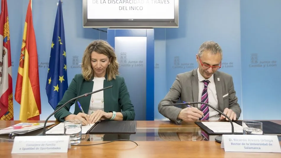 La consejera de Familia y el rector de la Universidad de Salamanca firman el convenio
