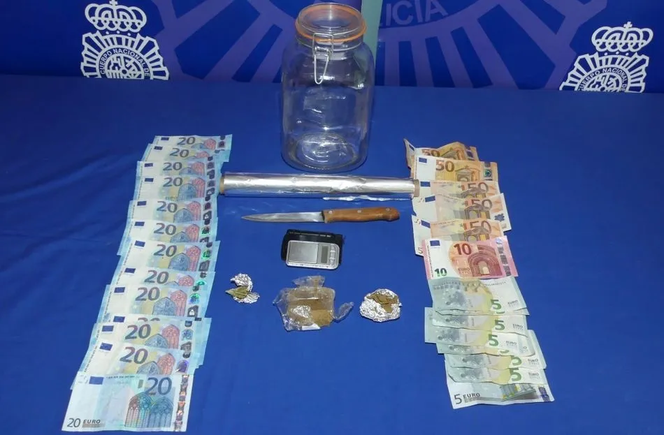 Detienen a una pareja por tráfico de estupefacientes en la calle Ayala  