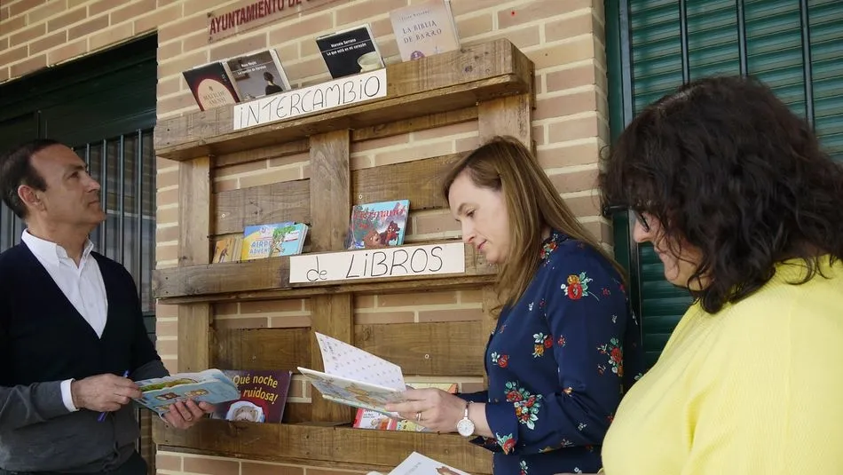 Inauguración del punto de intercambio de libros en Carbajosa.
