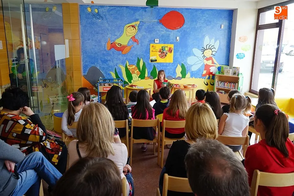 La sala infantil fue el lugar de presentación del cuento Viaje por el país de los Sentidos de Inmaculada Pérez