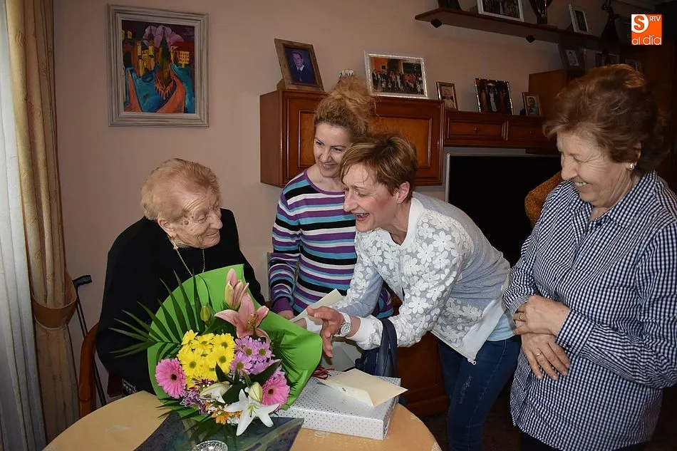La edil de Bienestar Social, Yolanda Alonso, en la entrega de la placa Emiliana Ingelmo por sus cien años