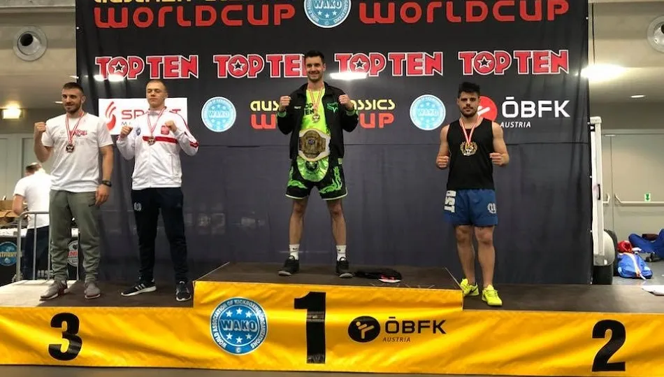 Ricardo Huerta (derecha), en el podio de Kick -74.