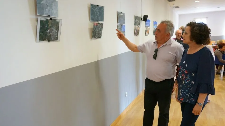 La exposición fotográfica ‘Villares de Ayer a Hoy’ muestra la evolución del casco urbano del ...