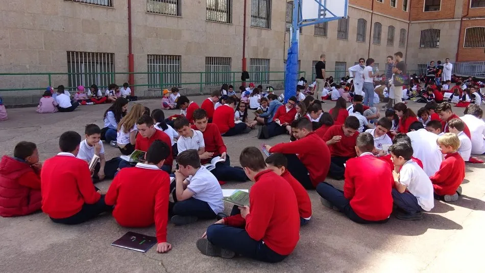 Alumnos del Colegio Padres Trinitarios, disfrutando de la jornada Apadrina un Lector .