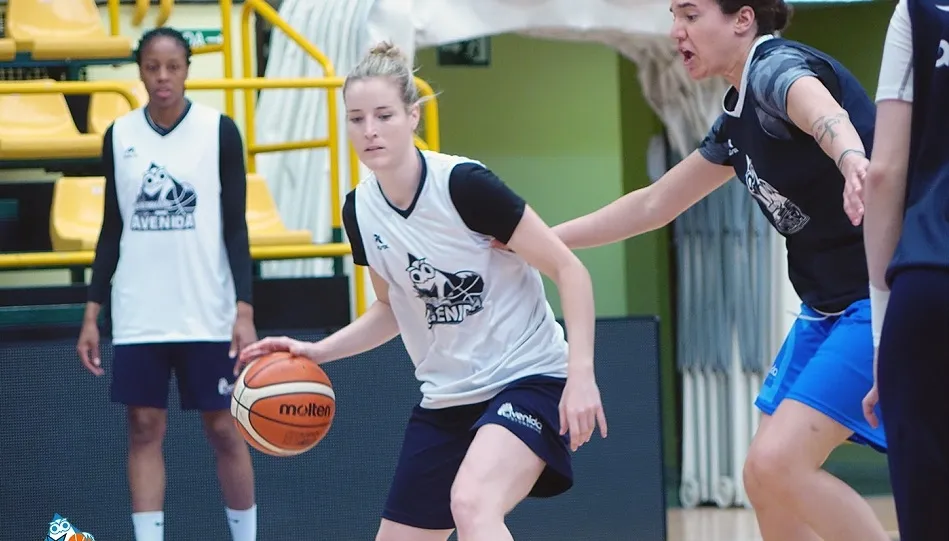 Laura Nicholls defiende a Mestdagh en un entrenamiento. Foto: Perfumerías Avenida.