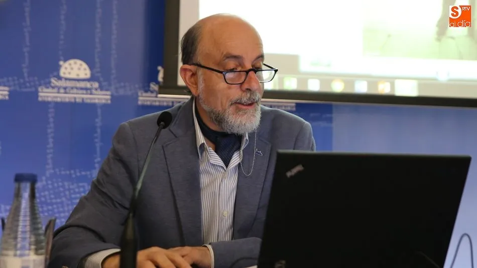Vicente Sierra Puparelli protagoniza una conferencia sobre la proyección de las fotografías...