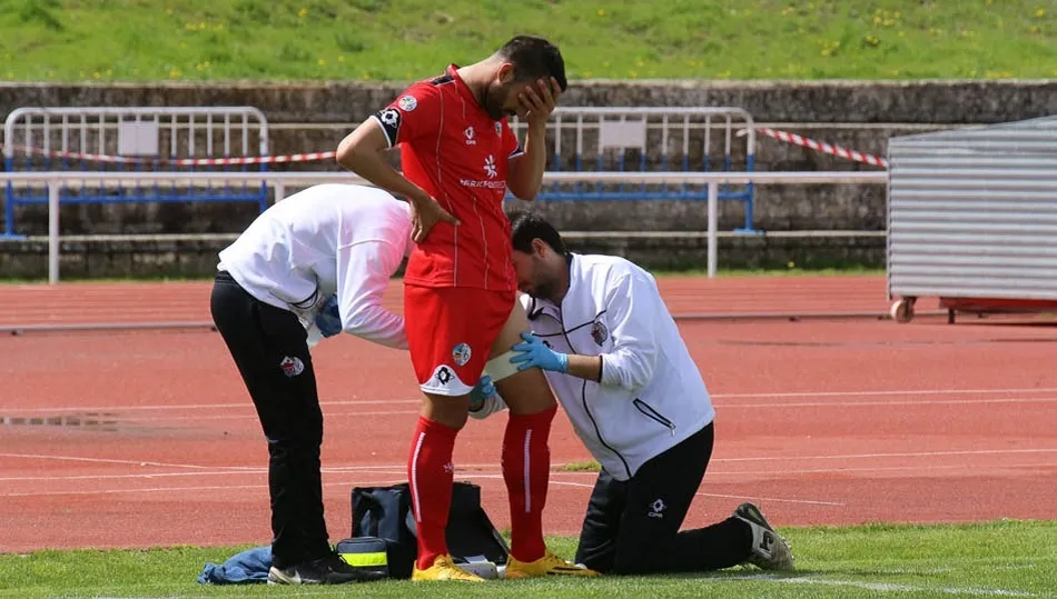 Murci es atendido por los responsables médicos del CF Salmantino UDS tras lesionarse. Foto: Alberto Martín