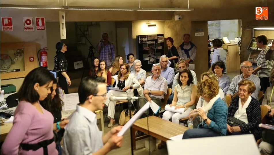 Uno de los momentos de la lectura en voz alta en la Casa de las Conchas / FOTOS: ALBERTO MARTÍN