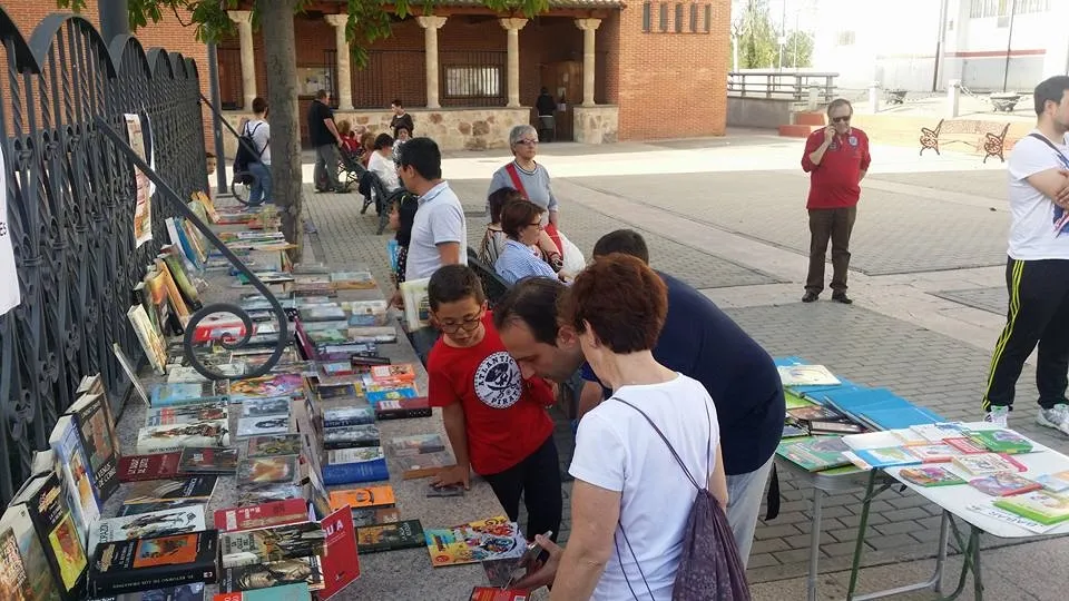 Exitosa jornada de liberación de libros para fomentar la lectura entre los vecinos  