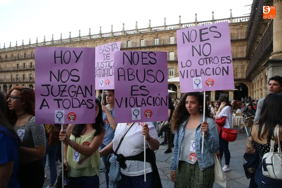 Varias jóvenes muestran pancartas pidiendo la igualdad y apoyando a la víctima de violación en los San Fermines de 2016. Fotos: Alberto Martín
