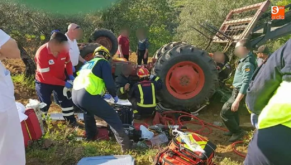 Instante en que las asistencias tratan de sacar al herido de debajo del tractor.
