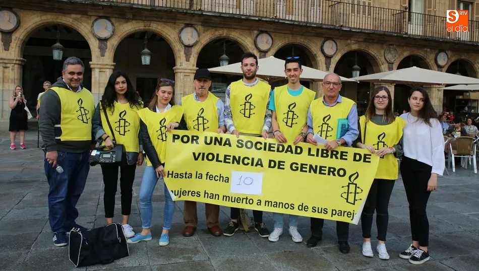 Los miembros de Amnistía Internacional a punto de realizar la performance. Foto: Alberto Martín