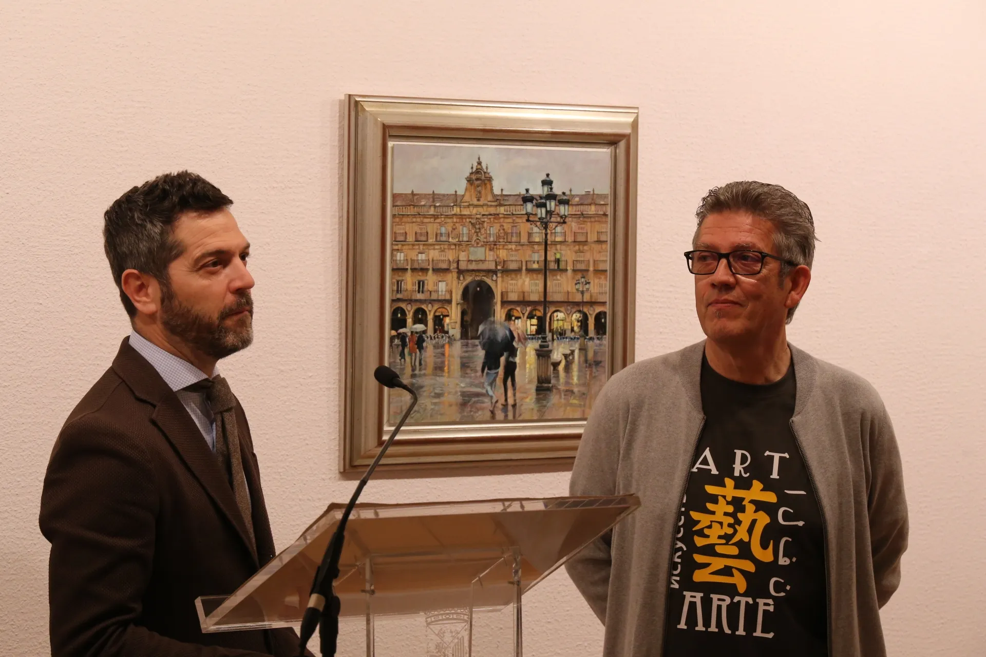 El concejal de Cultura, Julio López Revuelta, junto con el artista, Antonio Varas en la presentación de Paisanaje