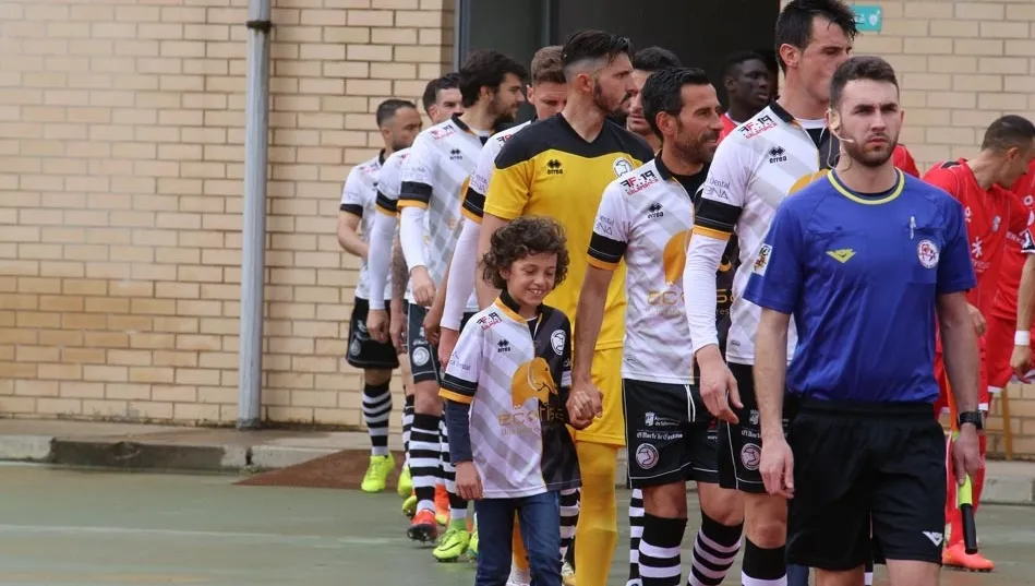 Los jugadores de Unionistas saltan al campo el pasado domingo en Las Pistas. Foto: Alberto Martín