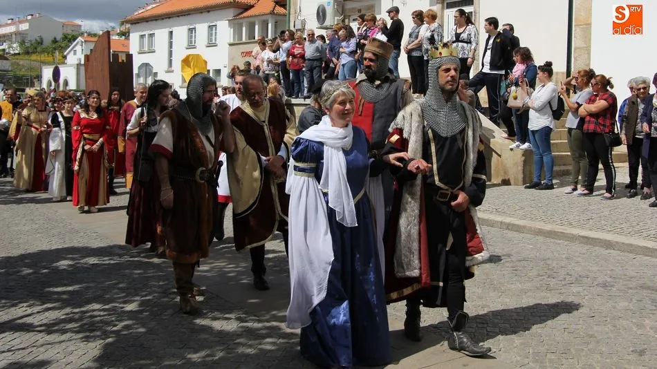 La corte de honor se dirige a la Torre para inaugurar el Mercado Medieval