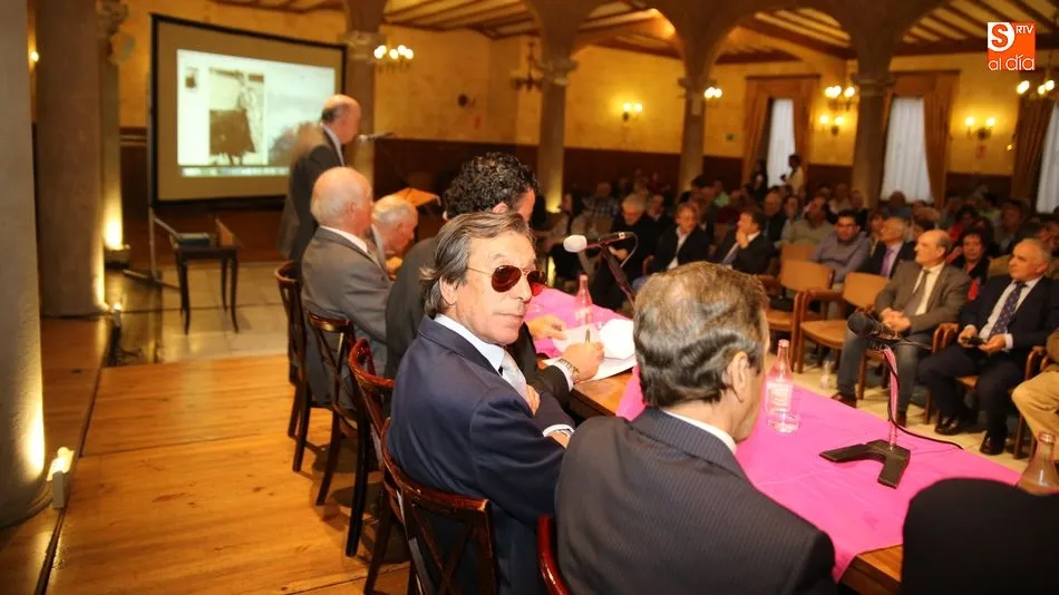 El maestro mira fijamente la cámara de SALAMANCArtv AL DÍA durante el acto. Fotos: Alberto Martín